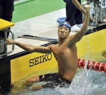 男子100メートル平泳ぎ 優勝し拳を突き上げる加納(共同)