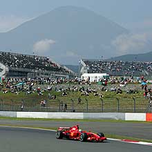 日本GPが開幕。富士山を背景にフリー走行するF1マシン(AP=共同)