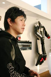 インタビューに答える中野真矢
