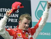 今季初勝利を喜ぶキミ・ライコネン=セパン(AP=共同)