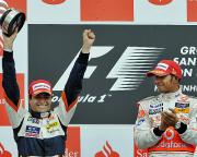 2位になりファンの声援に応えるピケ。右は優勝したハミルトン(AP)
