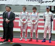 豊田章男社長（左）と右から一貴、可夢偉、トゥルーリ（撮影・来田岳彦）