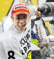 MotoGPクラスで優勝し、喜ぶバレンティーノ・ロッシ(共同)
