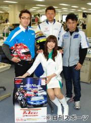 イメージガール大塚さん（前中央）、左から松田、金石、秋吉の３選手
