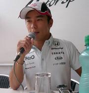 モナコGPの会場で会見に応じた佐藤