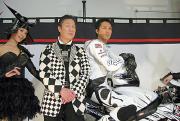 自分がデザインしたマシン、レースクイーンの衣装を披露する山本寛斎氏