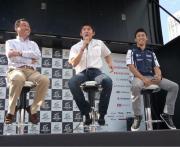 親子でトークショーを行った、左から中嶋悟氏、次男大祐、長男一貴