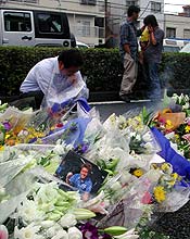阿部さんが倒れた路上は祭壇のようになり、訪れたファンが号泣する