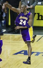 ＮＢＡ制覇が決まり跳び上がって喜ぶレーカーズのコービー（ＡＰ＝共同）