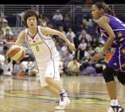 WNBAで、デビューを果たしたマーキュリーの大神雄子(AP=共同)