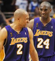 ブライアントと勝利を喜ぶフィッシャー（ＮＢＡ．ｃｏｍモバイル）
