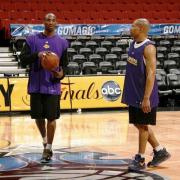 調整するブライアント(左)とフィッシャー(NBA.comモバイル)