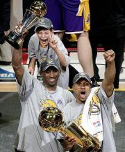 トロフィーを掲げ喜ぶコービーとフィッシャー(NBA.comモバイル)