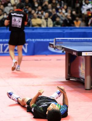 大接戦の末、水谷(奥)を破り初優勝を飾った吉村(撮影・玅見朱実)