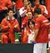 健闘した添田（右）を拍手で出迎える錦織（撮影・上田博志）