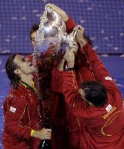 優勝杯からシャンパンを浴びてはしゃぐスペイン選手（ＡＰ＝共同）