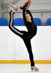 練習でスパイラルを披露する浅田真央（共同）