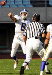 パスを通す関学大ＱＢ加藤（撮影・上田博志）