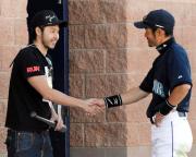 イチローからバットを贈られ、笑顔で握手をする北島康介（共同）
