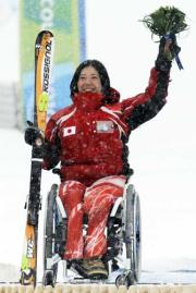 女子回転座位で銅メダルを獲得し、笑顔を見せる大日方邦子(共同)