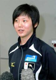 帰国し、報道陣の質問に答える高木美帆(共同)