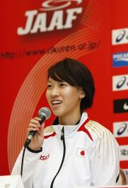 陸上の世界選手権代表に決まり、抱負を語る女子短距離の福島千里(共同)