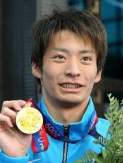 男子２００背で金メダルを獲得し、笑顔を見せる入江陵介（共同）