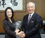 長野県の村井仁知事（右）と笑顔で握手する上村愛子（共同）