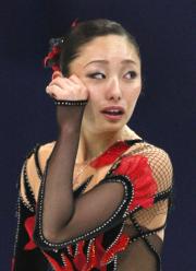 演技途中で棄権し、涙を見せる安藤美姫（ＡＰ）