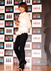ヒールのある靴を履き会見に登場した高橋尚子（撮影・水谷安孝）
