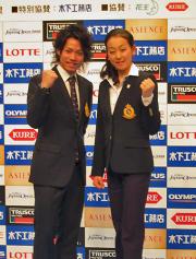 会見で意欲を見せる浅田真央(右)と高橋大輔。(撮影・菅家大輔)