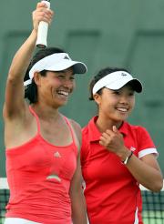 優勝したクルム伊達（左)と奈良くるみ（撮影・田崎高広）