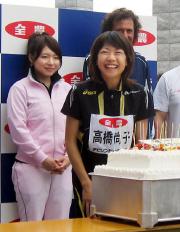 ケーキを前に笑顔の高橋尚子(共同)