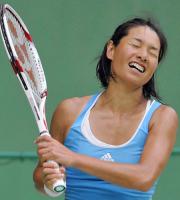 シングルス準々決勝で、中村藍子に敗れたクルム伊達公子（共同）
