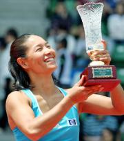シングルスで復帰後初優勝を果たし、笑顔のクルム伊達公子(共同)