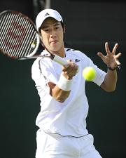男子シングルス1回戦でマルク・ジケルと対戦する錦織圭(共同)