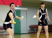 練習する小椋久美子（左）と潮田玲子（撮影・岡潤一）