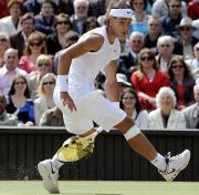 男子シングルス決勝で絶妙なリターンを放つラファエル・ナダル(共同)