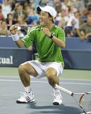 日本男子７１年ぶりの４回戦進出が決まり喜ぶ錦織（ＡＰ）