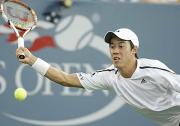 全米オープン４回戦で必死でボールを追う錦織（ＡＰ）