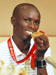 会見で金メダルを披露する、北京五輪男子マラソン優勝のワンジル(共同)