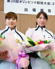 記念撮影に納まる(左から)潮田玲子、小椋久美子(共同)