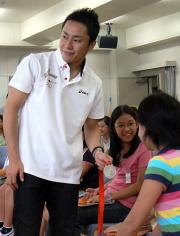 子どもたちに銀メダルを見せる太田雄貴(撮影・佐々木一郎)