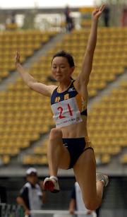 優勝した池田久美子の跳躍(撮影・佐々木雄高)