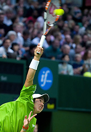 男子シングルス準決勝でサーブを放つ錦織圭(AP=共同)