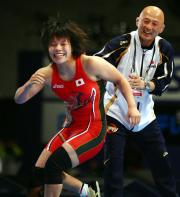 栄和人監督(右)と優勝を喜ぶ西牧未央(撮影・中島郁夫)