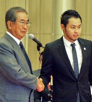 表彰式で握手を交わす北島（右）と石原都知事
（撮影・高田文太）