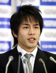 引退の記者会見をする体操の冨田洋之(共同)