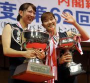 5連覇を達成し笑顔の小椋久美子(左)と潮田玲子(撮影・水谷安孝)