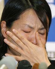 引退記者会見で涙ぐむ競泳金メダリストの柴田亜衣(共同)